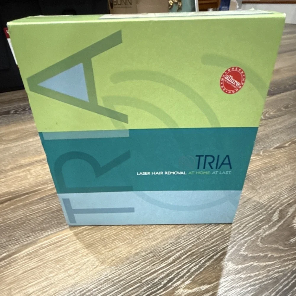 Tria THR-2S Cordless Laser Hair Removal Device‎ White/Blue w/ Charger & Box